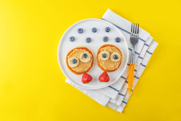 детские здоровые завтраки с забавными мордой - autumn banana breakfast close up стоковые фото и изображения