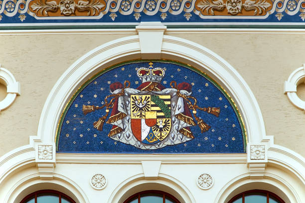 壁モザイク上のリヒテンシュタインの紋章 - liechtenstein ストックフォトと画像