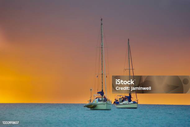 Dos Yates En Contra De La Espectacular Puesta De Sol De Oro Foto de stock y más banco de imágenes de Agua