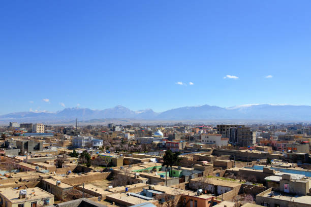 mazar-i-sharif - miasto i góry - widok panoramiczny, prowincja balkh, afganistan - mazar zdjęcia i obrazy z banku zdjęć