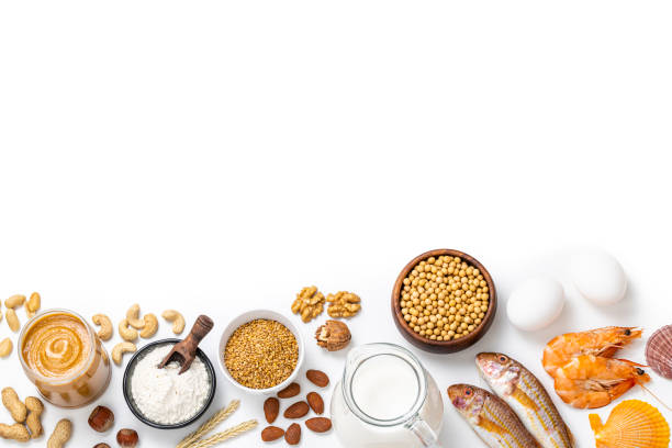 grupo de alimentos alérgicos com espaço de cópia em fundo branco - healthy eating pasta flour food - fotografias e filmes do acervo