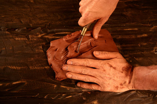 гончарное ремесло гончар руки работа глина - wet clay стоковые фото и изображения