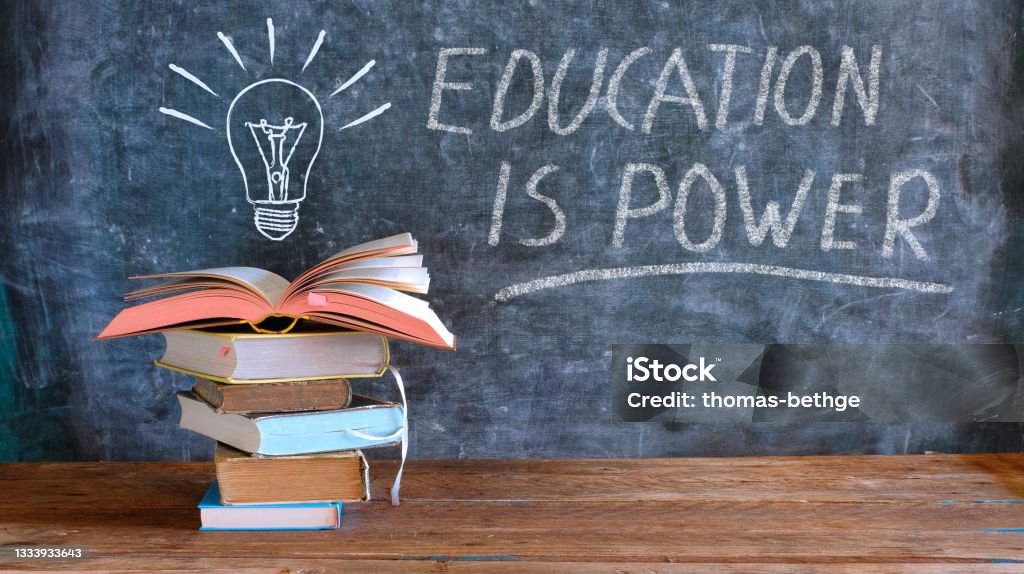 Bücher und Tafel mit Zeichnung einer Glühbirne und Slogan Bildung ist Kraft, Lernen, Wissen, Zurück zur Schule Konzept - Lizenzfrei Bildung Stock-Foto