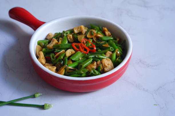 야채와 두부를 볶습니다. - tofu chinese cuisine vegetarian food broccoli 뉴스 사진 이미지
