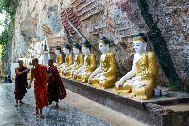 myanmar. hpa han. mönche besuchen kaw gon höhle - ancient architecture buddhism burmese culture stock-fotos und bilder