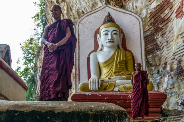 myanmar. hpa han. mönche besuchen kaw gon höhle - ancient architecture buddhism burmese culture stock-fotos und bilder