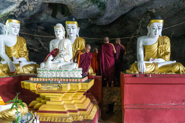 myanmar. hpa han. mönche besuchen kaw gon höhle - ancient architecture buddhism burmese culture stock-fotos und bilder