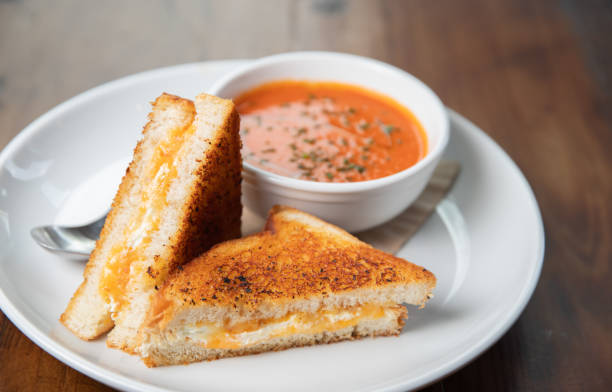 sanduíche de queijo grelhado e sopa de tomate - cheese sandwich - fotografias e filmes do acervo