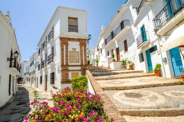 pittoresca città di frigiliana situata nella regione montuosa di malaga, andalusia, spagna - nerja foto e immagini stock