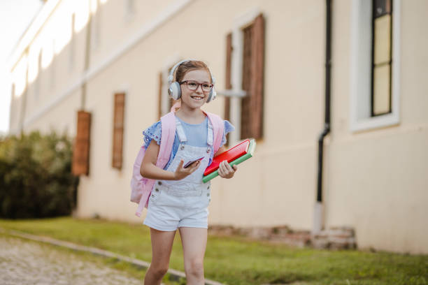 istock Little girl is going to school 1333955578