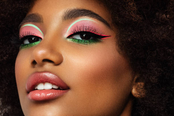 retrato de una joven afro con maquillaje brillante - ceremonial makeup fotografías e imágenes de stock