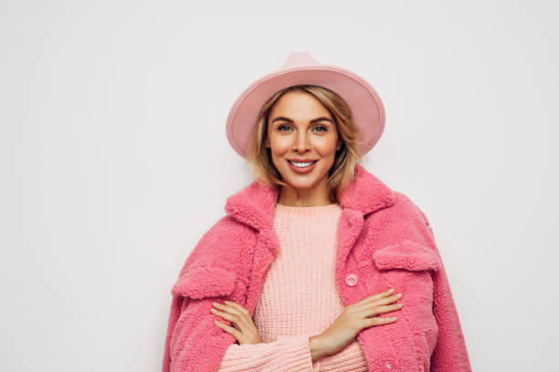 hermosa mujer emocional - pink hat fotografías e imágenes de stock