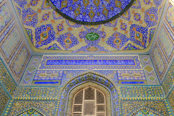 świątynia ali (hazrat ali mazar) - sklepione wejście z perskimi płytkami, mazar-i-sharif, prowincja balkh, afganistan - mazar zdjęcia i obrazy z banku zdjęć
