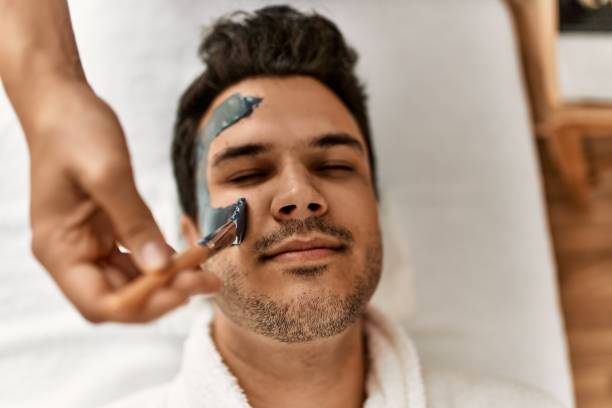 mężczyzna recytujący zabieg na twarz w centrum urody. - massaging men beauty spa beauty treatment zdjęcia i obrazy z banku zdjęć