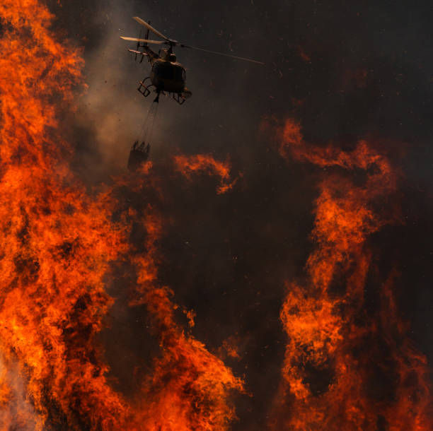 산불로 지옥과 싸우는 소방관 헬리콥터. - smoking issues flash 뉴스 사진 이미지
