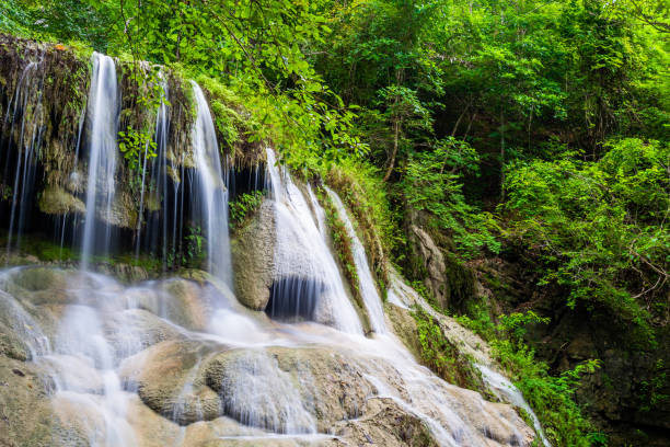 cascade au printemps avec couleur d’eau émeraude bleue dans le parc national d’erawan - waterfall tropical rainforest erawan thailand photos et images de collection