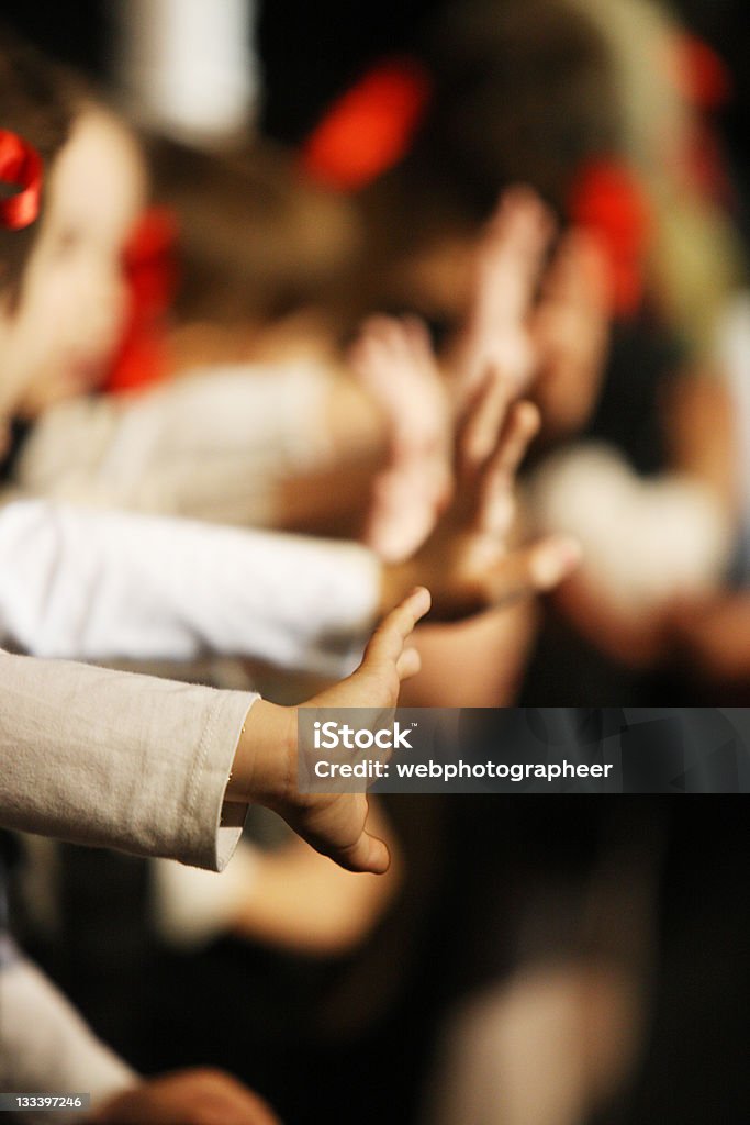 Дети размахивающий руками - Стоковые фото 2-3 года роялти-фри
