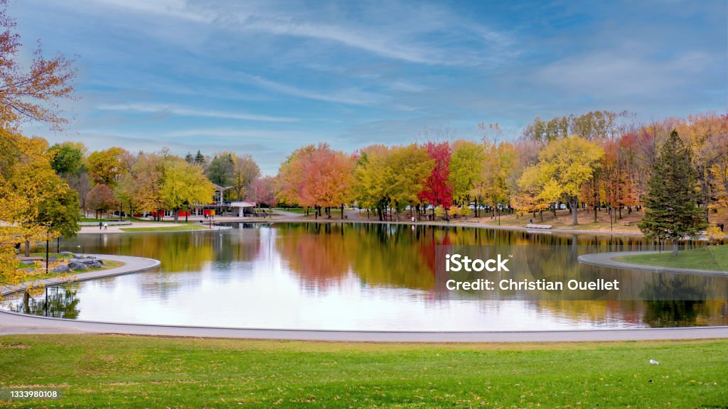 Beaver lake at the top of Mont-Royal, as foliage bursts with autumn colors. Montreal, Canada Montréal Stock Photo