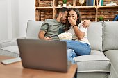 junge-hispanische-paar-beobachten-film-und-essen-popcorn-sitzen-auf-dem-sofa-zu-hause.jpg?b=1&s=170x170&k=20&c=e4JApAInbBpRFeiPRnrusFv6wKvQSGYCZAaHQH6Np4o=