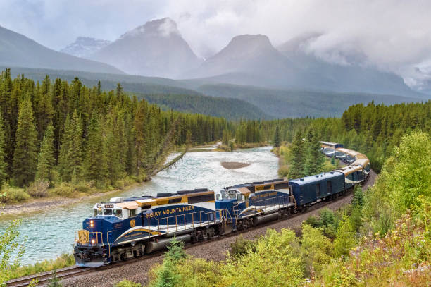 treno alpinista roccioso, curva di morant, parco nazionale di banff, canada - lake louise national park landscape forest foto e immagini stock