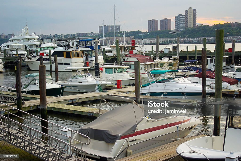 Movimentada Manhattan marina com a paisagem urbana em segundo plano - Foto de stock de Barco de passageiros royalty-free