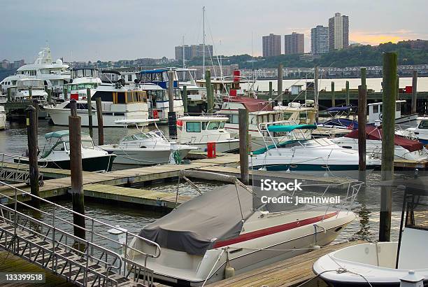 Foto de Movimentada Manhattan Marina Com A Paisagem Urbana Em Segundo Plano e mais fotos de stock de Barco de passageiros