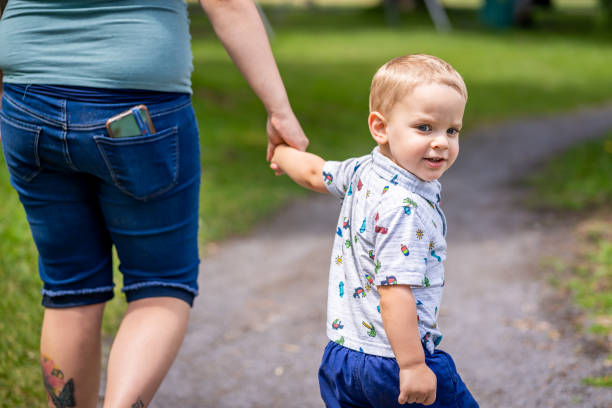 family time in a park. - foto’s van jongen stockfoto's en -beelden