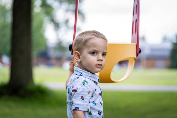 family time in a park. - foto’s van jongen stockfoto's en -beelden