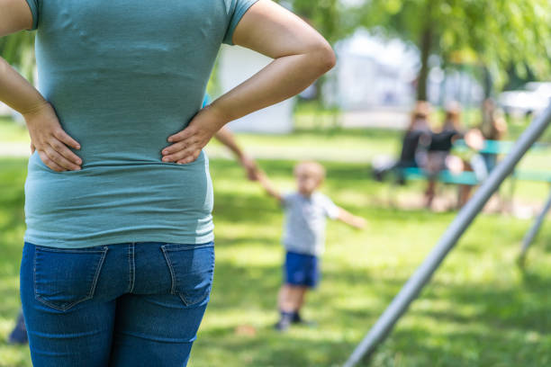 pregnant woman with back pain. - foto’s van jongen stockfoto's en -beelden