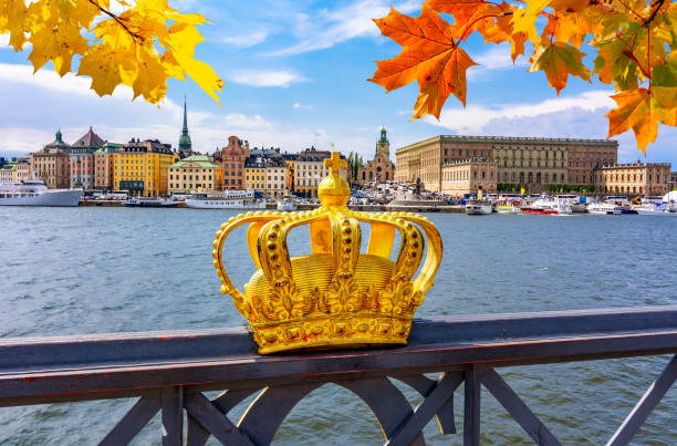 stockholm old town (gamla stan) cityscape and royal crown in autumn, sweden - king of sweden imagens e fotografias de stock