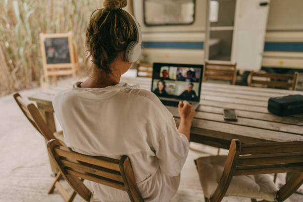 tener una reunión virtual desde una ubicación remota - mobile home audio fotografías e imágenes de stock