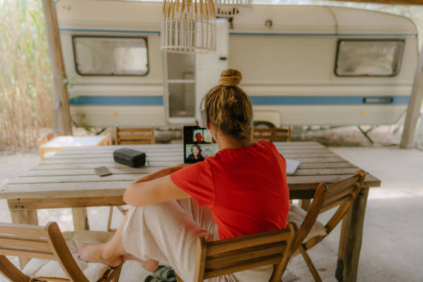 reunión virtual con mis colegas desde una ubicación remota - mobile home audio fotografías e imágenes de stock