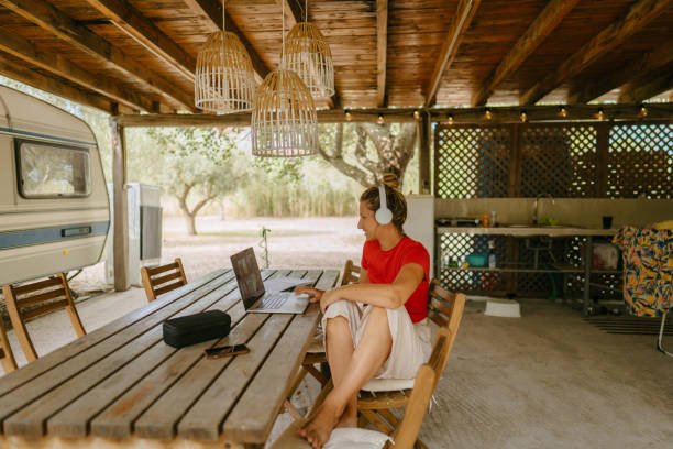 reunión virtual con mis colegas desde una ubicación remota - mobile home audio fotografías e imágenes de stock