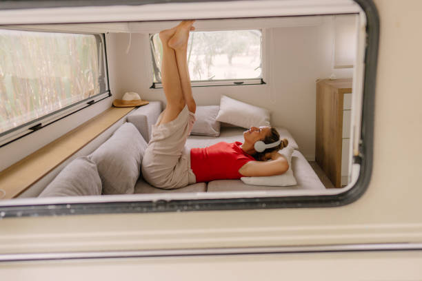 escuchar música mientras se relaja en una furgoneta camper - mobile home audio fotografías e imágenes de stock