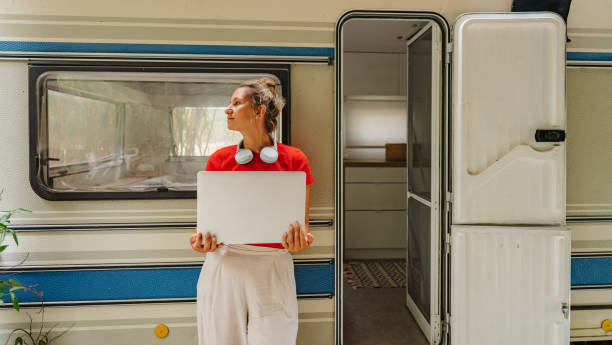 mujer freelancer que trabaja desde un lugar remoto - mobile home audio fotografías e imágenes de stock