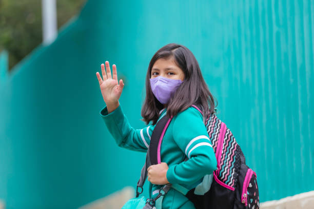 retrato de uma estudante mexicana cumprimentando no primeiro dia de volta à escola - regresso às aulas - fotografias e filmes do acervo
