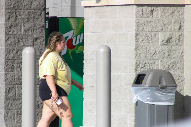 une femme démasquée entre dans un magasin de détail à corpus christi, au texas, ignorant les conseils de professionnels de la santé - unmasked photos et images de collection