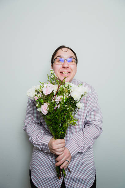 blind date mit valentines nerd guy - kitsch men ugliness humor stock-fotos und bilder