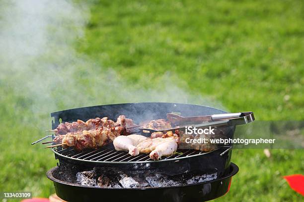 Photo libre de droit de Au Barbecue banque d'images et plus d'images libres de droit de Barbecue - Barbecue, Cuisse de poulet cuite, Gril