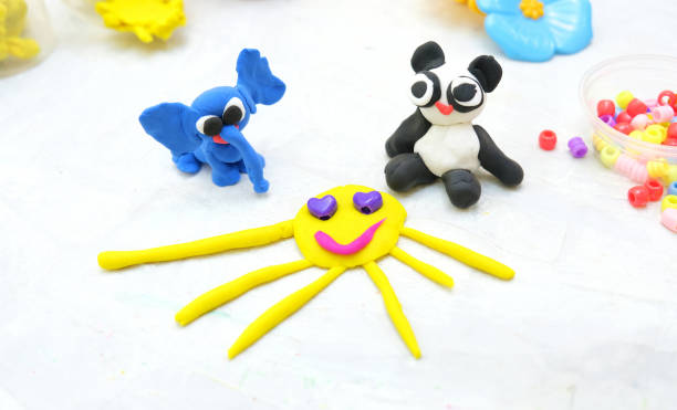 子供は、可塑性、カラフルなモデリング粘土と彫刻面白い動物から象、パンダと太陽を作った。粘土とホーム教育ゲーム。初期開発 . - oeuvre ストックフォトと画像