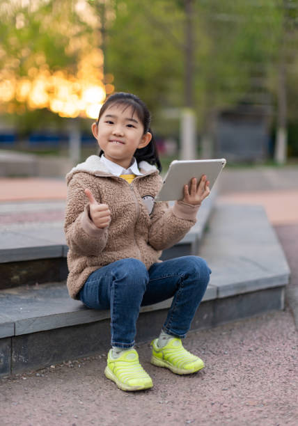 niña que sostiene el e-learning ipad - american sign language student learning real people fotografías e imágenes de stock