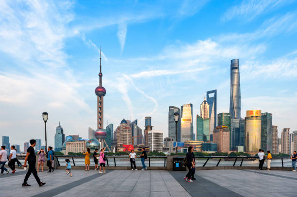 中国・上海の黄浦江の反対側にある外灘から見た浦東新区の陸家嘴(lokatse)の金融・ビジネス地区にある上海の街のスカイライン上の超高層ビル - shanghai tower ストックフォトと画像