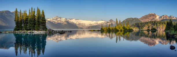 paesaggio naturale canadese con isole rocciose e montagne - whistler foto e immagini stock