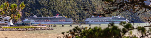 piękne panoramiczne ujęcie statków wycieczkowych carnival cruise lines carnival legend i carnival splendor oraz norwegian jewel zacumowanych w porcie skagway - alaska cruise iceberg water zdjęcia i obrazy z banku zdjęć