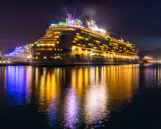 ujęcie mariner of the seas w prince george wharf w nocy. wspaniałe żółte światła, odbicia w wodzie na pierwszym planie. karnawałowa wolność w tle - royal caribbean cruise lines zdjęcia i obrazy z banku zdjęć