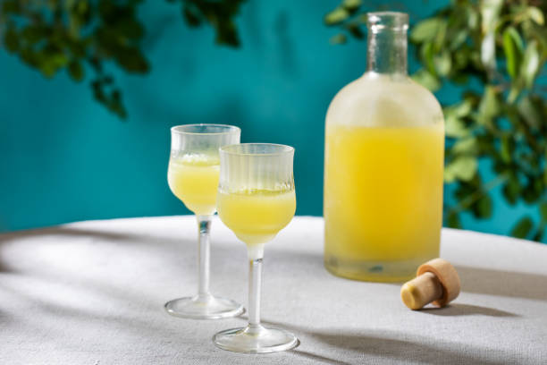 limoncello, licor tradicional italiano - liqueur glass fotografías e imágenes de stock