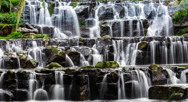 wodospad na scenie skalnej. - natural phenomenon waterfall rock tranquil scene zdjęcia i obrazy z banku zdjęć