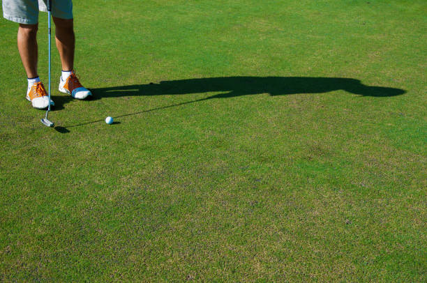 primer plano del golfista masculino jugando al golf - putting golf golfer golf swing fotografías e imágenes de stock