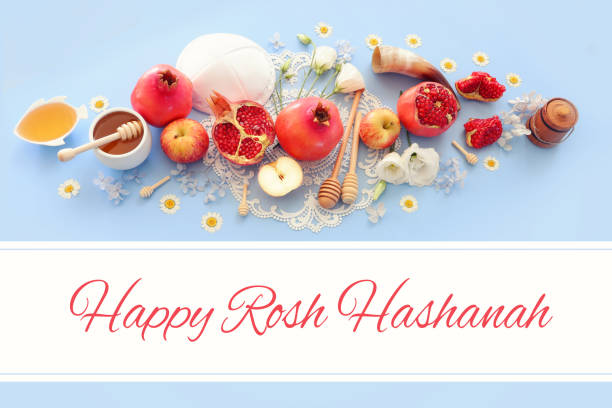 rosh hashaná (fiesta de año nuevo judía) concepto. símbolos tradicionales - rosh hashanah fotografías e imágenes de stock