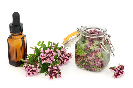 Aceite esencial de orégano para la medicina herbal photo